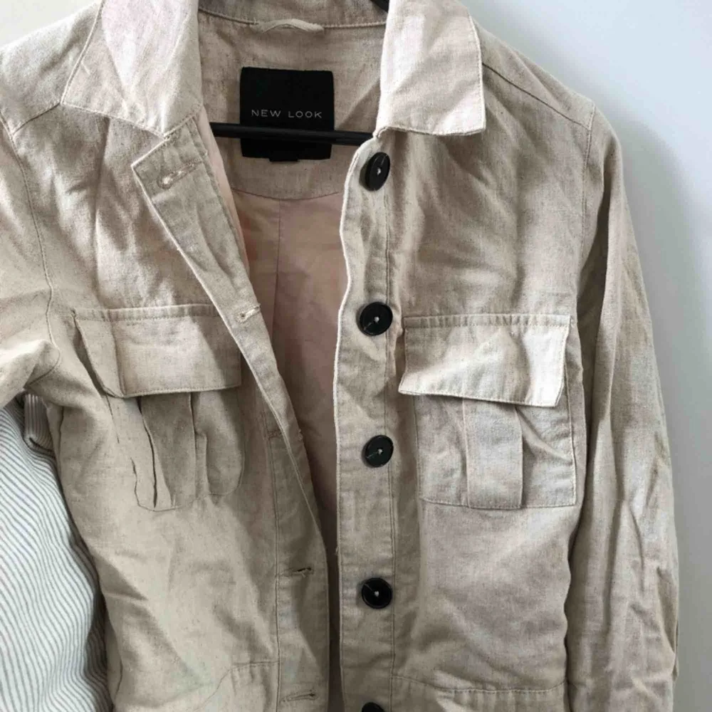 Supersnygg linne beige jacka köpt på ASOS men från ”New look” köpt för 400 kr, använd en gång då det inte var min stil! Mycket bra kvalité, perfekt färg och material till hösten!:). Jackor.