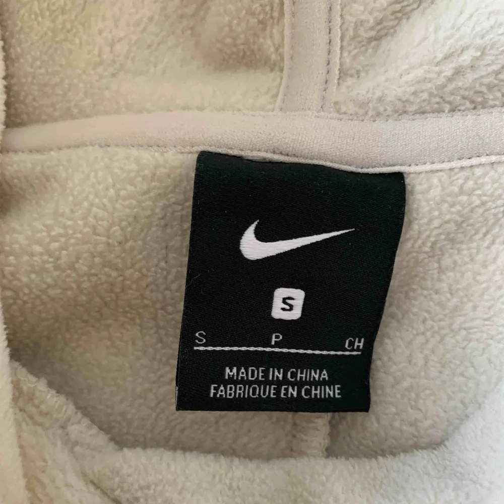 Nike fleece hoodie/träningströja i beige. Använd ett fåtal gånger, mycket fint skick. Nypris 499kr och köpt på xxl. Själv skulle jag säga att den är liten i storleken, därav köpt i storlek s, så den sitter lite oversized. Köparen står för frakten😊. Hoodies.