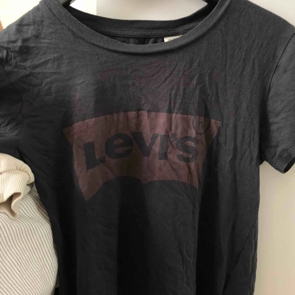 Fin svart Levi’s t-shirt med lila text!! Använd fåtal gånger men jättebra kvalité! . T-shirts.