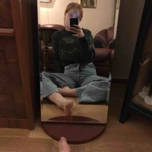  - Här säljes jeans mina vänner!  Ljusblå och avklippta i benen, ingen dragkedja utan knappar till gylf!  Köpta i somras, och bara använda ett par ggr.  Säljer p.g.av behöver ej.  Storlek S (lite stora i midjan)  Kan mötas upp i Gbg alt posta.   