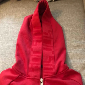  - Puma hoodie som är lite croppad. Använd 1 gång, jättebra skick.