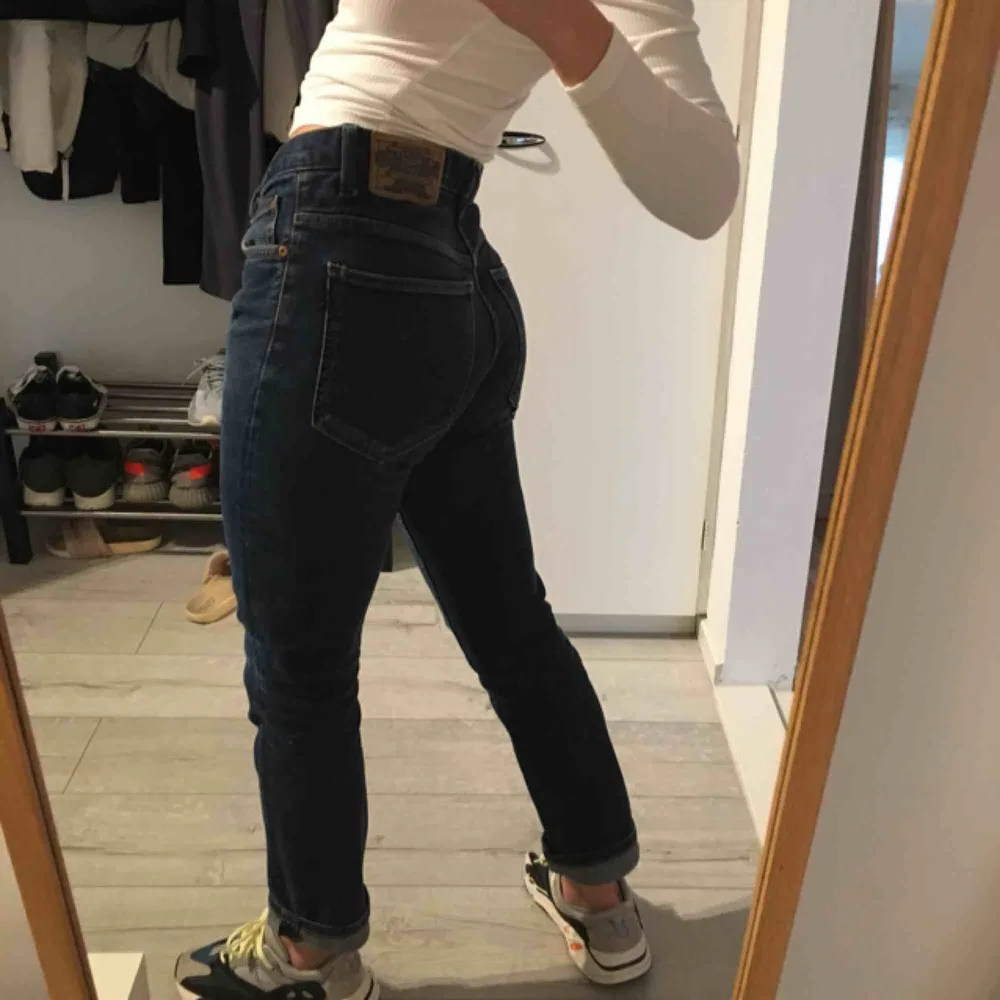 Blå jeans från crocker säljes då de är för stora i midjan för mig. Rätt låga i midjan och raka i benen. Älskar modellen då de inte är så slim utan lämnar lite luft nertill. Köpa 2nd hand men har inga hål eller fläckar. . Jeans & Byxor.