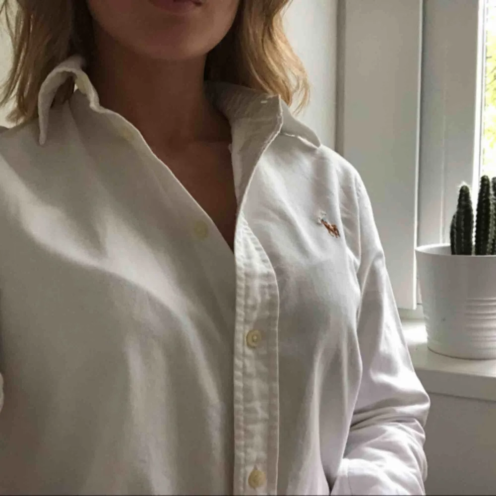 Mycket fin vit skjorta från Ralph Lauren. Lite grövre material. Storlek S, funkar för XS men risk för att den är för lång. Säljs för 300kr + frakt, original pris runt 900-1000kr. Kan eventuellt mötas upp i Stockholm. 💙. Skjortor.