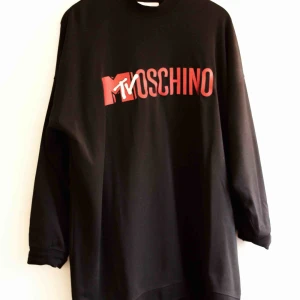  - Storlek S men känns mycket större. Kan användas som tröja eller klänning.