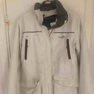  - Säljer min PelleP. Använd i 1 år. Man kan ta bort innerfodret. Så kan användas både på vår höst o vinter