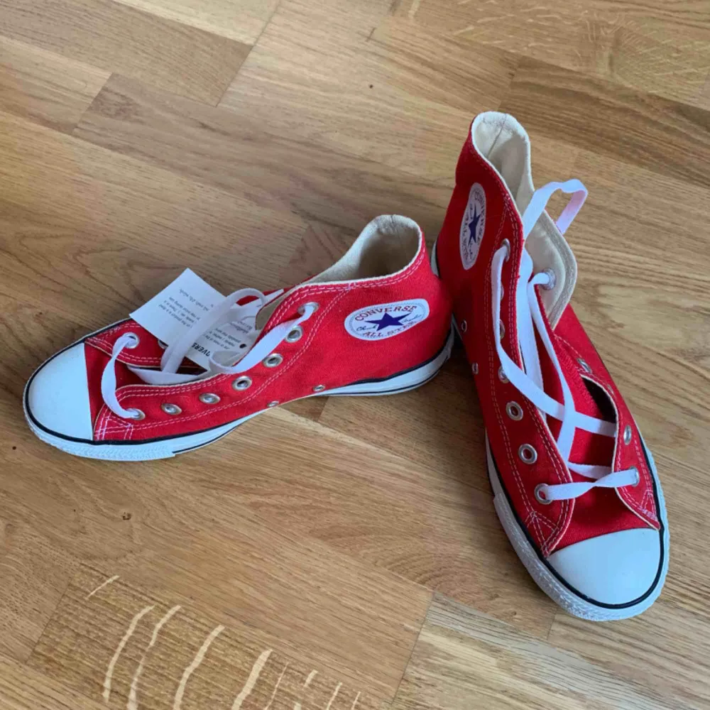 Röda höga converse, osäker på om de är helt äkta men de ser och känns väldigt äkta ut. Aldrig använda, stått i garderoben och velat bli använda i alldeles för många månader nu! . Skor.