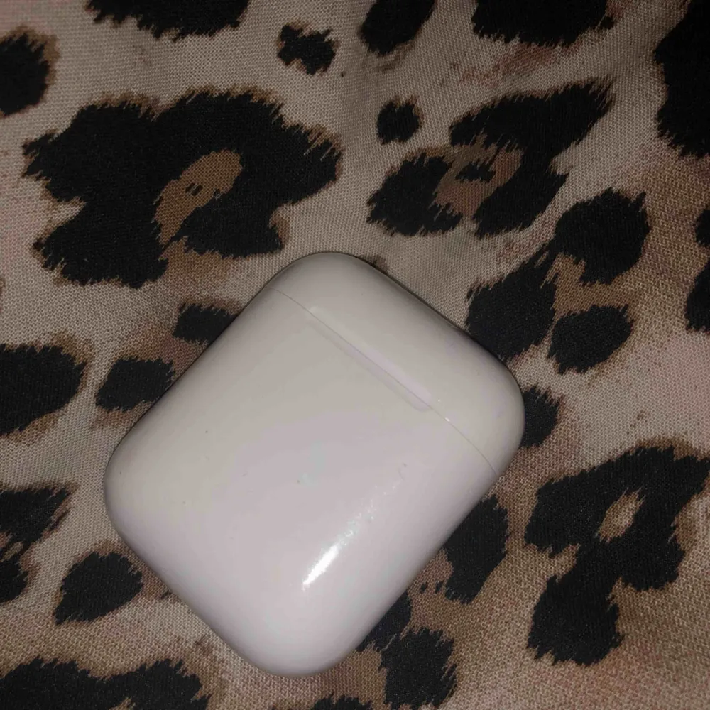 AirPod case(bara fodralet) trodde jag tappat bort mitt så köpte ett nytt. . Övrigt.