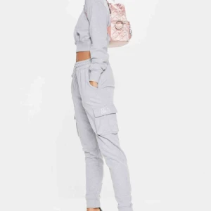  - Säljer dessa ascoola och SKÖNA mjukisar från missguided x barbie som knappt är använda, en liten anmärkning vid fickan bara men går lätt att sy, tror de kostade runt 500kr storlek 36 men skulle säga att de passar 32-36 då modellen är petite