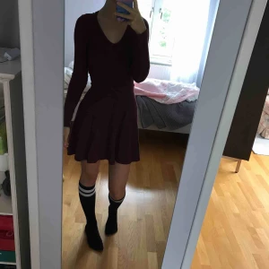  - Jättefin figursydd vinröd klänning från Hollister! Den är lite luddig i tyget, men den är väldigt fin ändå. Passar perfekt nu till hösten! Väldigt stretchigt material🍁💞