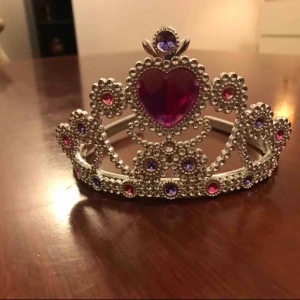  - Tiara, princesa or queen . You choose. Trailer park queen funkar också =) 