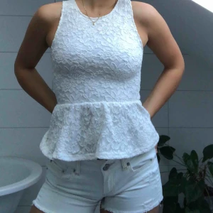  - Ett fint linne i vitt med broderade blommor. Har en fin korsning i ryggen! Själv brukar jag vara storlek S eller M så den blir inte så snygg på mig! Men väldigt fin om man har storlek XS. 