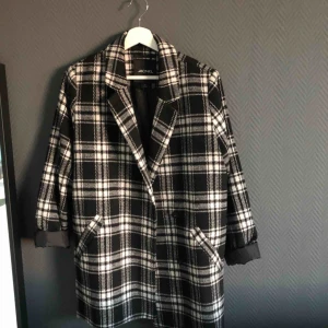  - Kappa från Monki, helt oanvänd. Frakt är medräknat i priset. 
