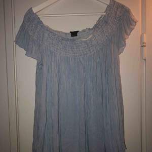 Off shoulder blus från Lindex  