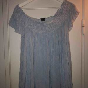  - Off shoulder blus från Lindex  