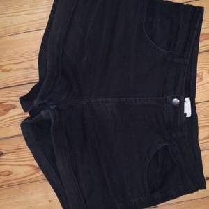 Svarta korta shorts från H&M Använda men i gott skick Frakt betalas av köparen 