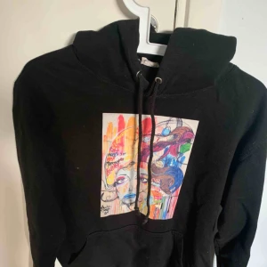  - Cool och mysig hoodie från the cool elephant inköpt för några månader sen men endast använd vid ett fåtal tillfällen. Köpt för 600 säljer för halva priset och den är i nyskick! Möts upp eller frakten (59 kr frakt)
