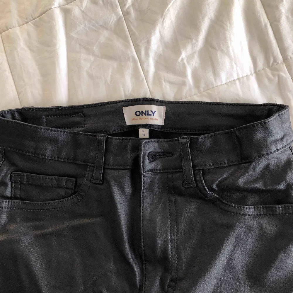 ”Fake” skinn byxor från Only storlek S (30 längd), som nya. 100 frakt inräknad :) mvh Tova. Jeans & Byxor.