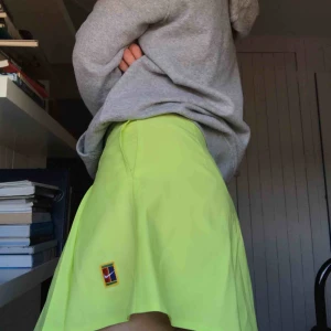  - Kort, neongrön tenniskjol från Nike. Sparsamt använd och i gott skick. Köparen står för frakt eller möts i Gbg ✨