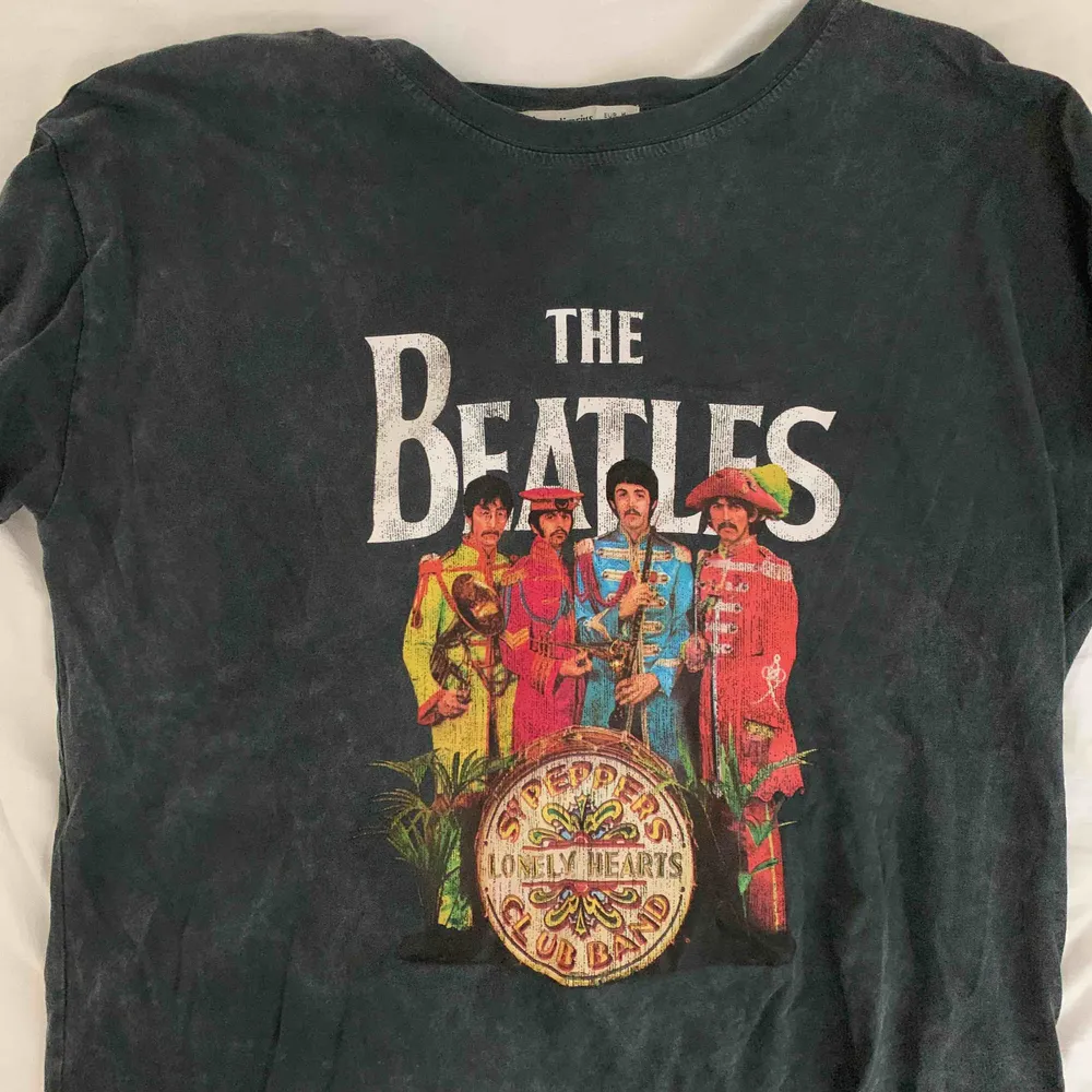 En tröja med The Beatles tryck köpt i Budapest i somras, från Stradivarius. Fint skick, säljer för att den inte används. Köpare står för frakt ✨. T-shirts.