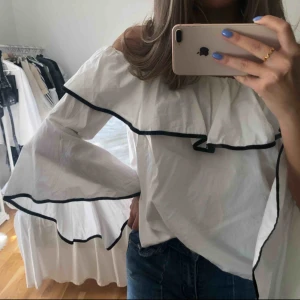  - Fin offshoulder blus från Zara. Inköpt 2017 och den finns inte kvar. Storlek S!