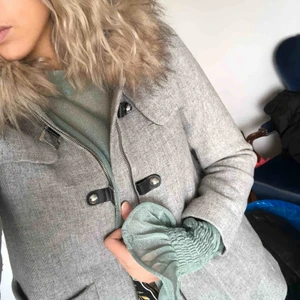 Zara jacka - Kappa med fuskpäls från Zara. Pälskragen går att ta av. Kan mötas upp i Stockholm annars står köparen för frakten.