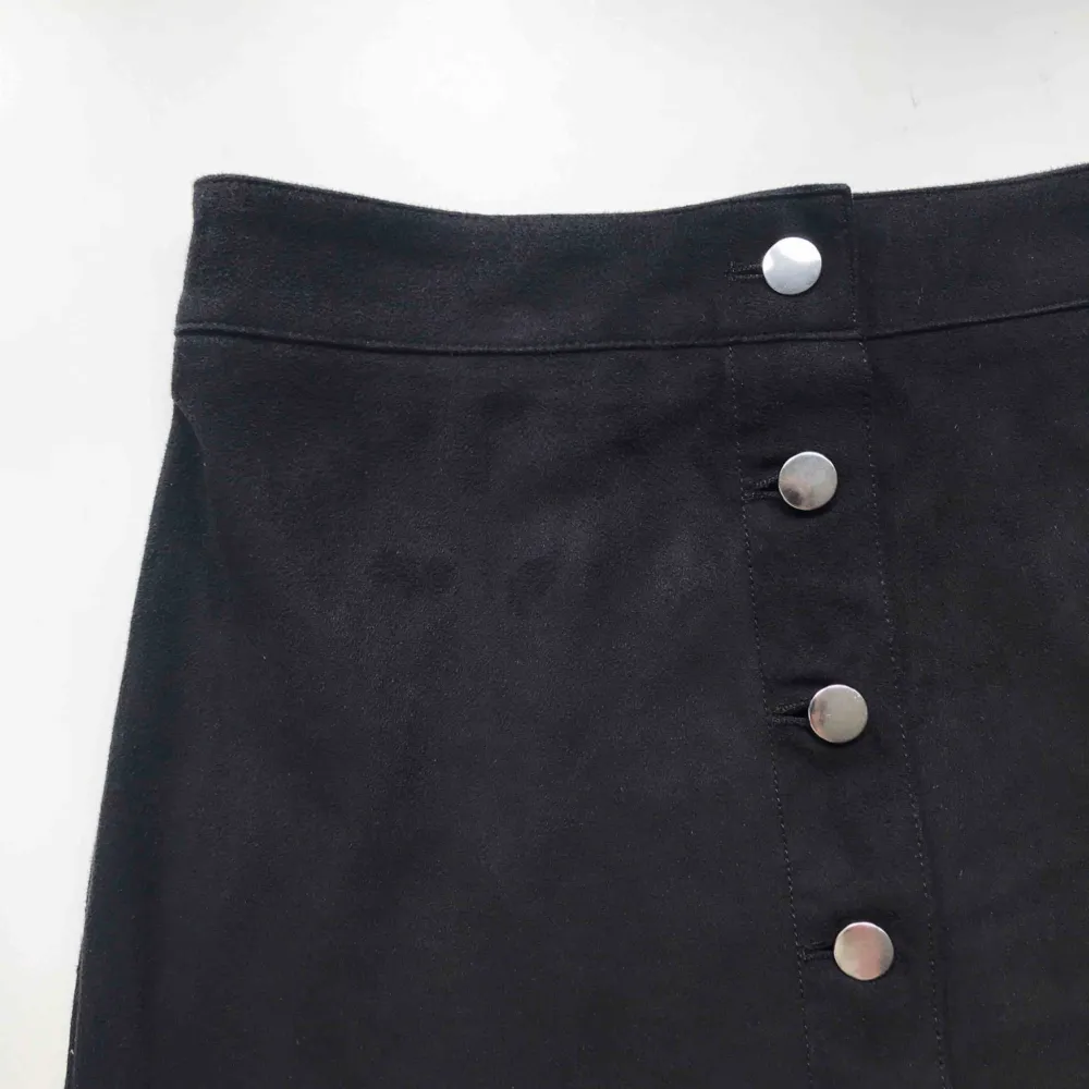 Frakt ingår! • svart minikjol i svart mjukt mocka-inspirerat material med silvriga knappar framtill • från H&M i storlek36 • i bra skick! . Kjolar.