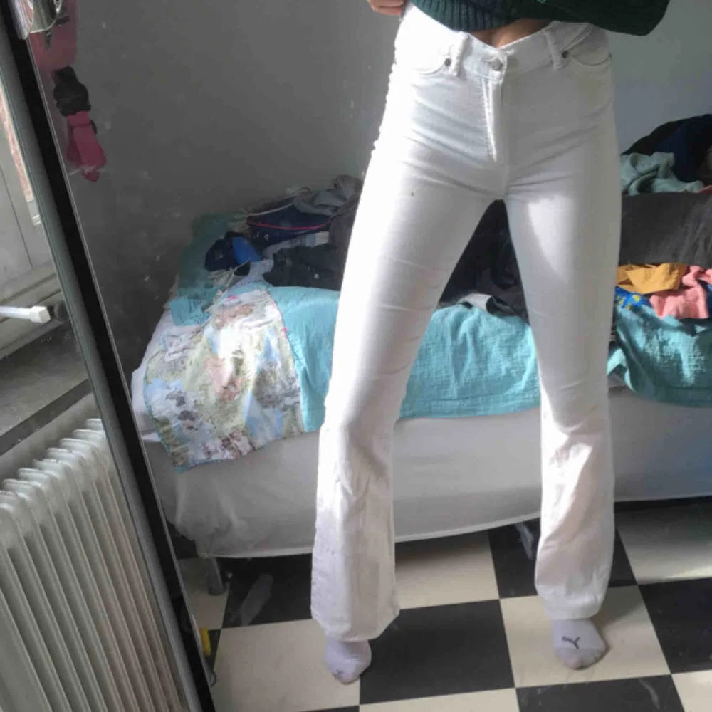 Vita utsvängda jeans från cheap monday, aldrig använda😝. Jeans & Byxor.