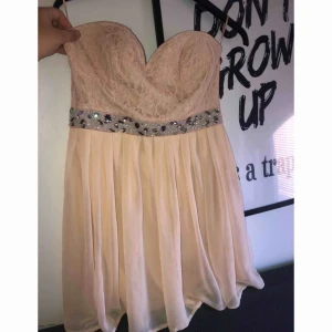  - Fin klänning som aldrig är använd. M eller mindre L.