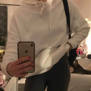  - Vit oversized hoodie med mjukt material inuti!! Knappt använt och i bra skick. Passar dig som är XS-M