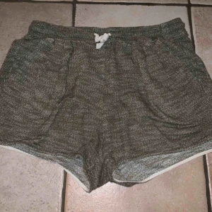  - Jättesköna mossgröna shorts från H&M. Vet ej storlek då lappen är borta men passar som en M. Kan mötas upp i Stockholm annars står köpare för frakt! 