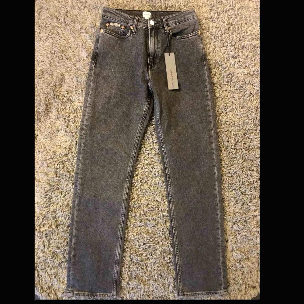 Helt oanvända (lappen kvar) jeans från Calvin Klein i rak modell! 🥰Nypris ca 1000 kr. Köparen står för eventuell frakt. . Jeans & Byxor.