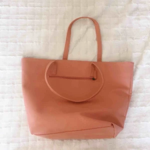  - Oanvänd väska ifrån okänt märke. Den är sor och rymmer mycket 💖