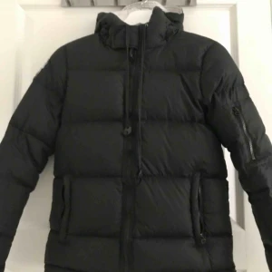  - En av favorit jackorna i garderoben som tyvärr blivit för liten nu med åren. Fick jackan november 2017 så snart 2 år har jag haft denna. Sparsamt använd storlek XS vit inuti