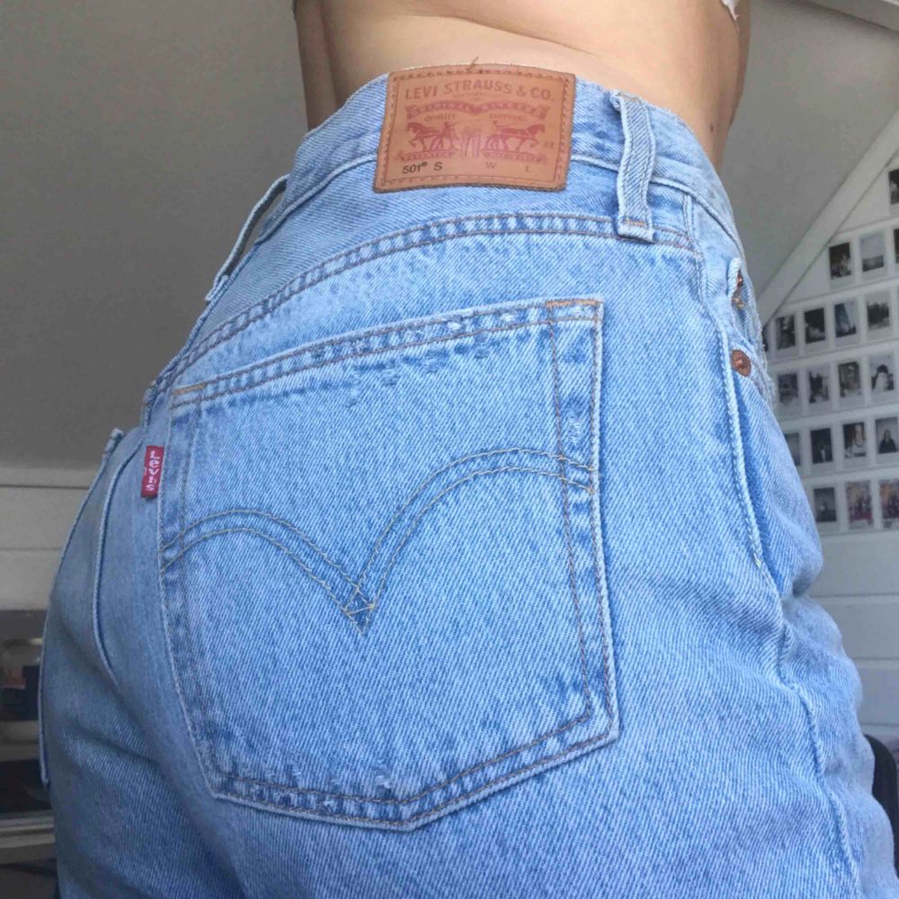 svinsnygga 501 levis jeans!! köpta för 1099kr, endast använda en gång då de är köpta i fel stl. kontakta för fler bilder eller frågor!!. Jeans & Byxor.