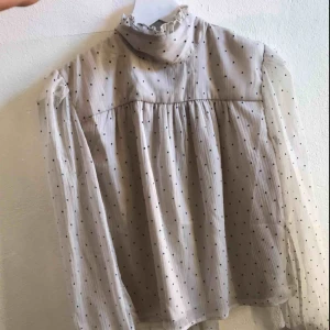  - Vlus från NA-KD med gröna prickar som man både knyter i ärmarna och i nacken. Aldrig använd. 