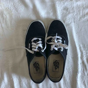  - Säljer mina vans pga inte riktigt min stil. Storlek 39 men passar även mig som har 38. Frakt på 59 kr tillkommer. Knappt använda 