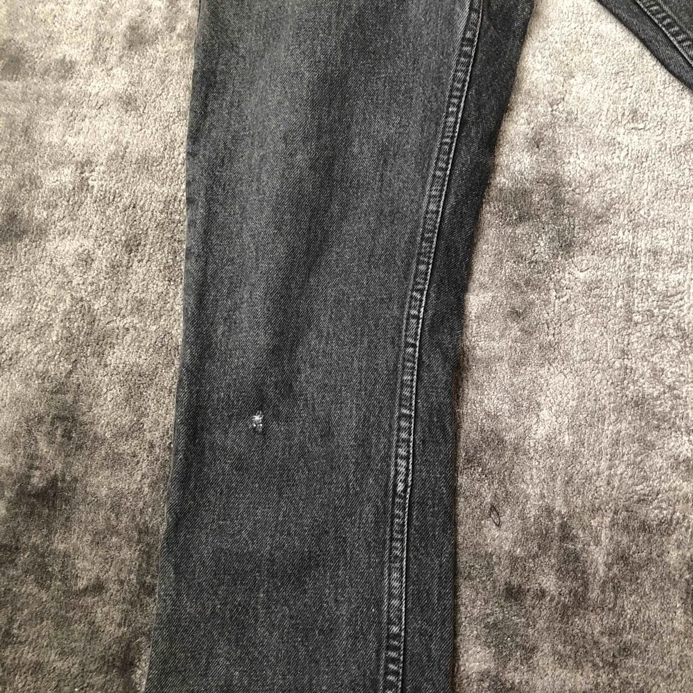 Gråa Mom jeans från weekday i modellen Seattle, dom är ljusare i verkligheten än på bilderna. Byxorna har ett litet hål vid knät men syns knappt nät man har på sig dom. . Jeans & Byxor.