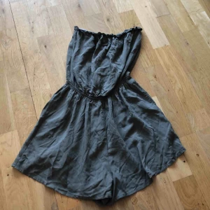  - Militärgrön byxdress, aldrig använd med prislapp kvar! ”Inga band”