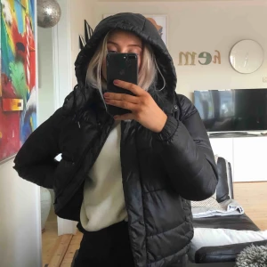  - Snygg jacka i skönt material! Det är ett litet hål på en av armarna, därav det billiga priset :) frakt tillkommer! 