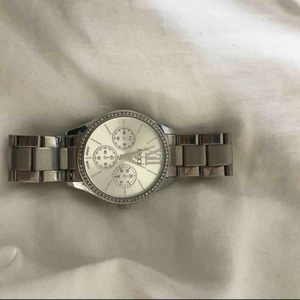  - Silver klocka regal från ur och Penn. Batteriet funkar ek