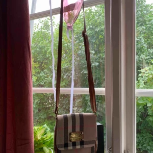  - en väldigt fin väska som man får plats med bara dom användbara sakerna. passar bra om man bara vill ha med sig en liten väska som passar till de flesta outfitsen😋