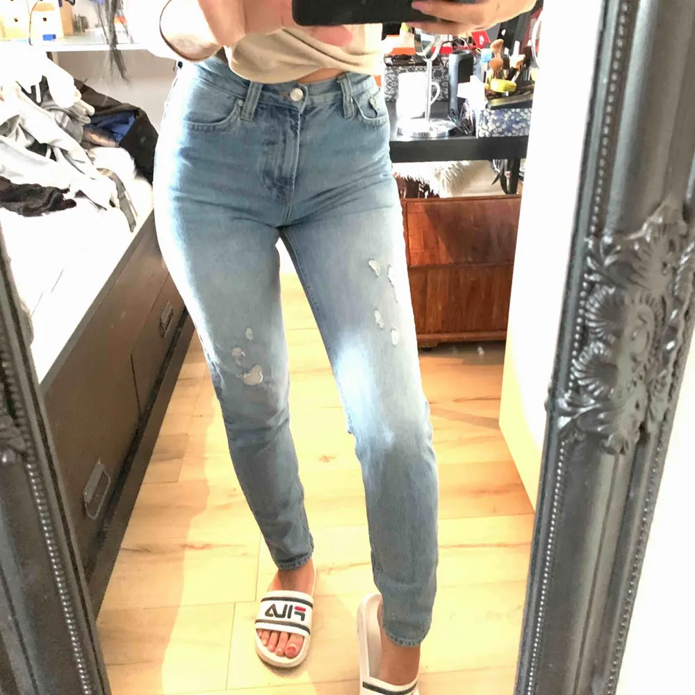 Mom jeans från nelly . Jeans & Byxor.