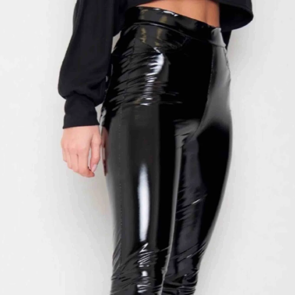Svarta snygga lack byxor, i storlek ( 36 ) dom är rätt små i storleken så om du är en XS ( 34 ) passar dessa perfekt! Köptes på Gina tricot för ( 499 kr ). Jeans & Byxor.