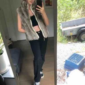  - Super mysig väst i fake päls (såklart) från märket deval. Västen är vändbar, har fickor  och går att dra upp med dragkedja åt båda hållen. Endast använd ett fåtal gånger. Pristet går att diskutera. Kan mötas upp i Stockholm eller så står köparen för frakt
