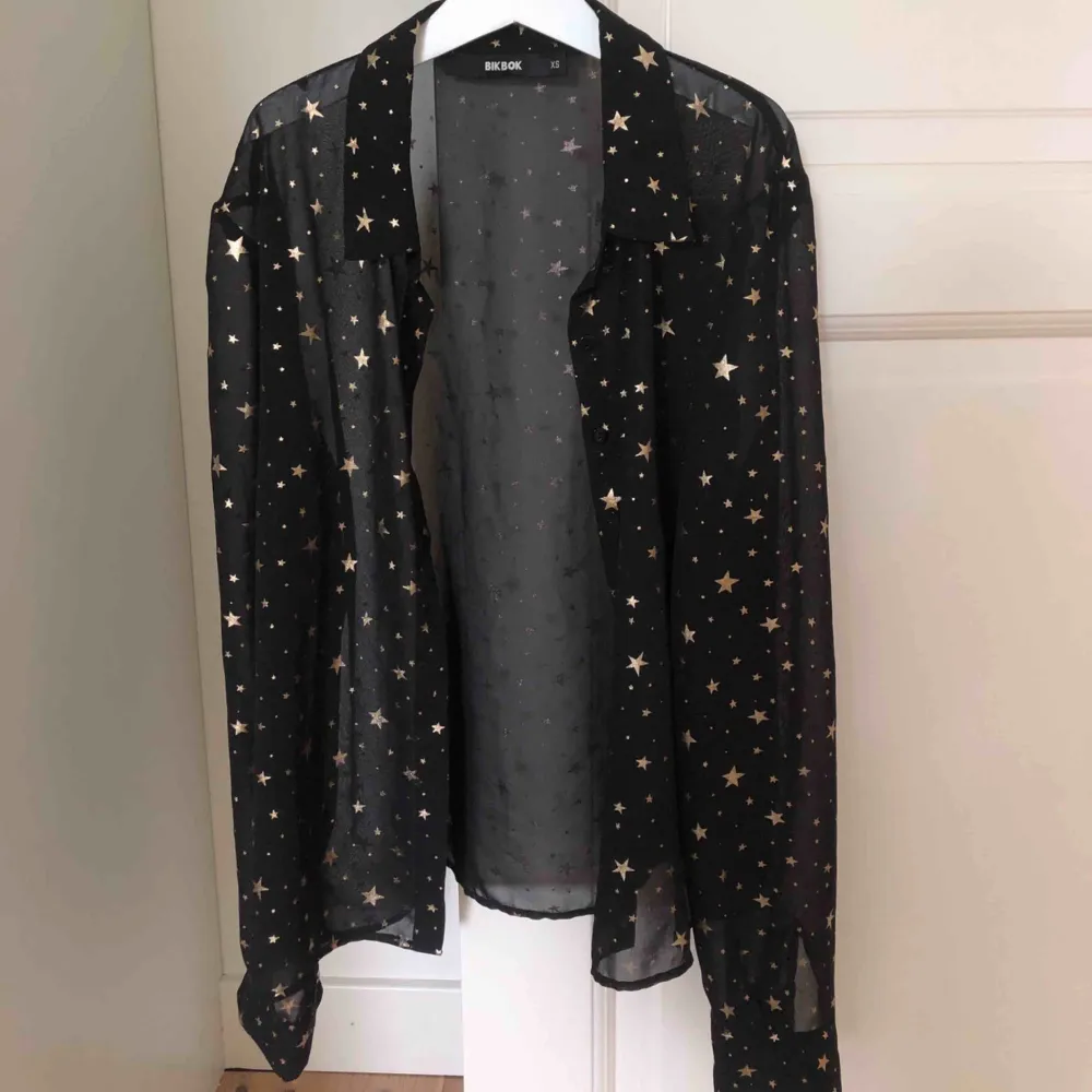 En mesh blus/skjorta med guldiga stjärnor!!🌟 Skitsnygg men är tyvärr för liten för mig🥰 Frakt ligger på ca 40kr. Blusar.