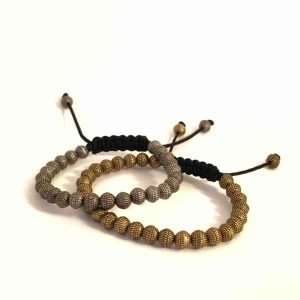  - Armband i nylon med mässingskulor oanvända. 50 kr styck. Köparen betalar frakten.