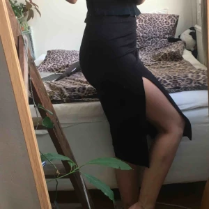  - Svart pennkjol med slits på framsidan. Superfin!! Men tyvärr lite liten för mig. Från Monki och knappt använd av mig. 