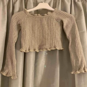  - Helt ny stickad crop top från Boohoo. Strl Xs OBS!! Den är off shoulder!!