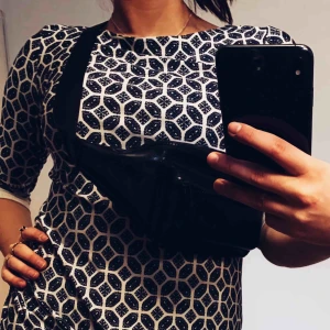  - Fin sommarklänning med unikt mönster. Töjbart tyg och fin passform. 