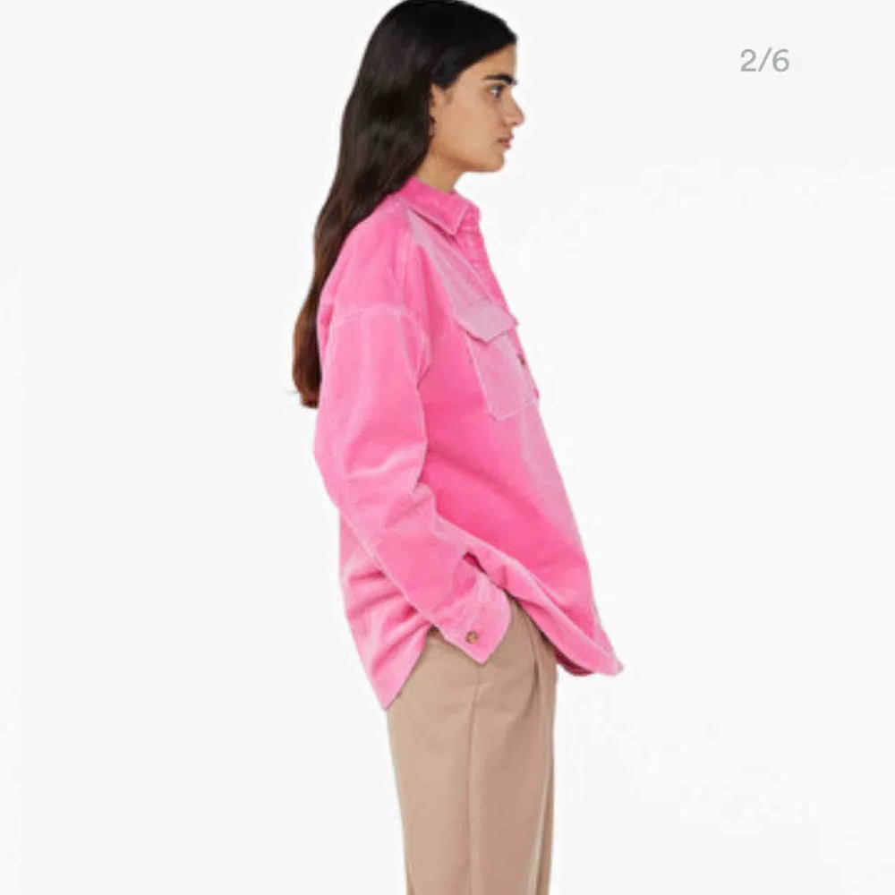 En snygg corduroy shirt i rosa. Köpt för 350kr, använd en gång. Säljer pågrund av för liten. Köp köp köp!!!💗💗💗. Skjortor.
